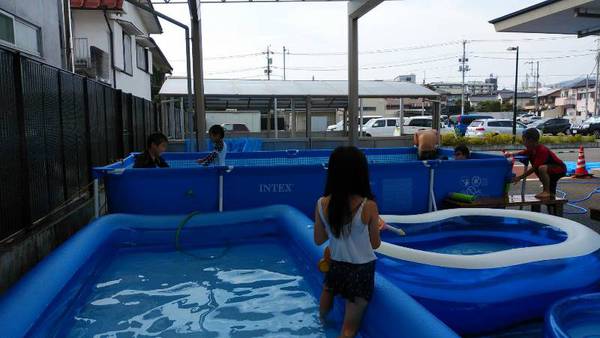 工作教室とプールと子どもの帰省
