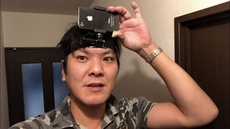 iphoneを頭に装着するおじさん 2018/12/28 13:19:44