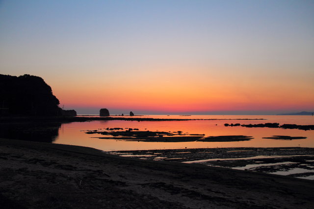 夕焼けと円月島