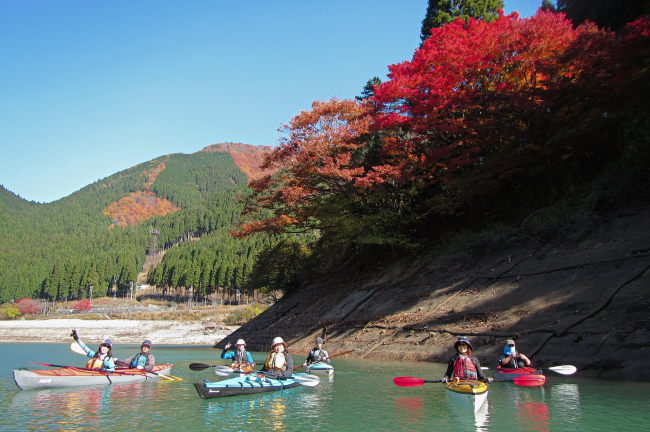 カヤック　紅葉の音水湖