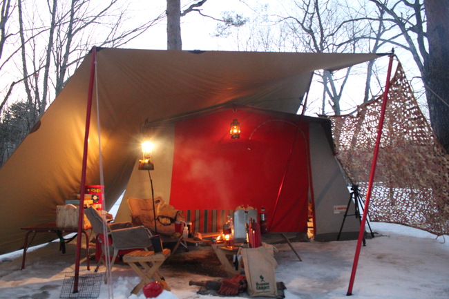 晴天の雪中焚火キャンプに幸福感