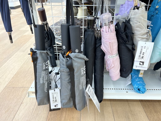2nd STREET で1,000円で購入の傘が、ワンタッチで開いて閉じて！！