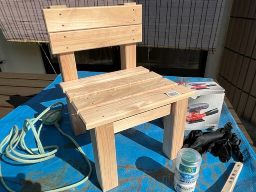 小さな木製椅子を！！ 本日は白くウレタン塗装を施そうと思います！！