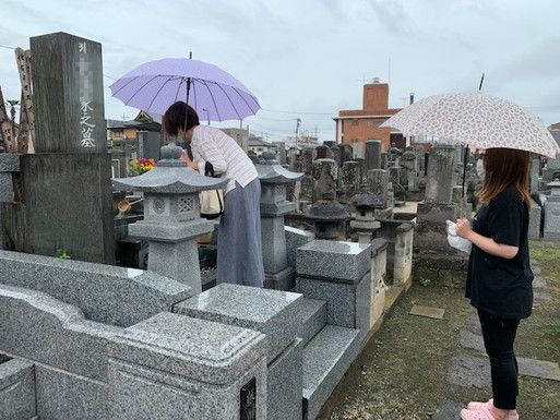 例年は猛暑の中のお墓参りですが、今年は雨のお盆を迎えてます！！