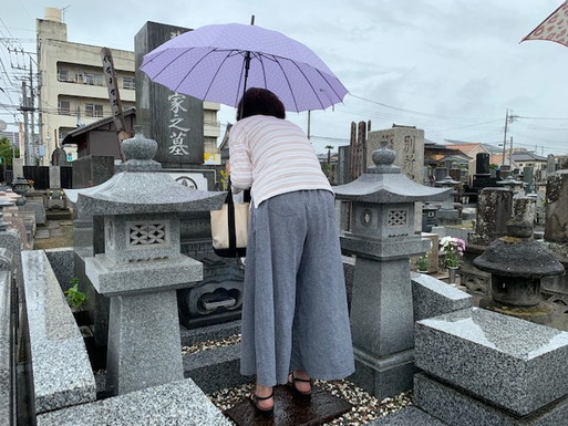 例年は猛暑の中のお墓参りですが、今年は雨のお盆を迎えてます！！