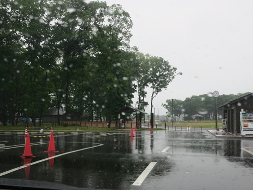 どこまで行くのか 我がキャンプ 土砂降りなんざぁ ものともしない面々が 雨の三王山に集結です その１