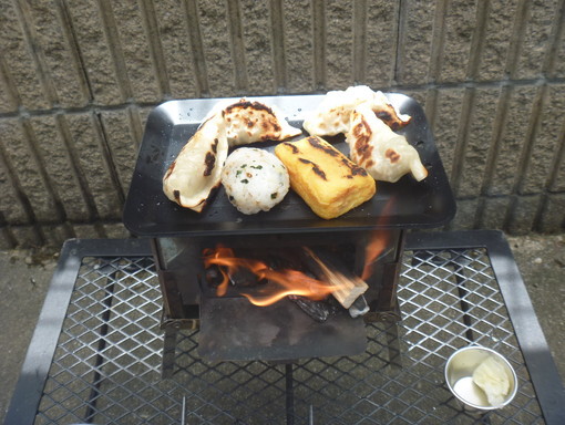 お昼はギョーザ