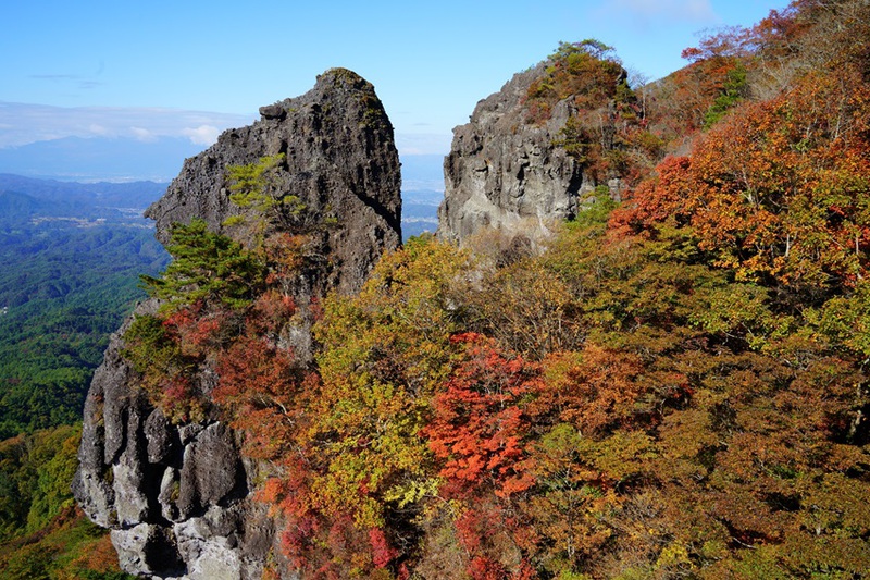 奇岩怪石の霊山が秋色に染まる