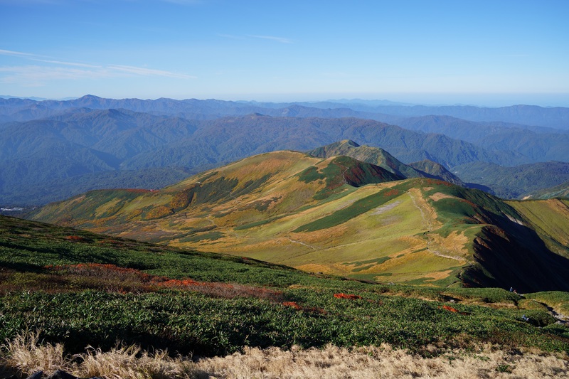 “山粧う”　月山