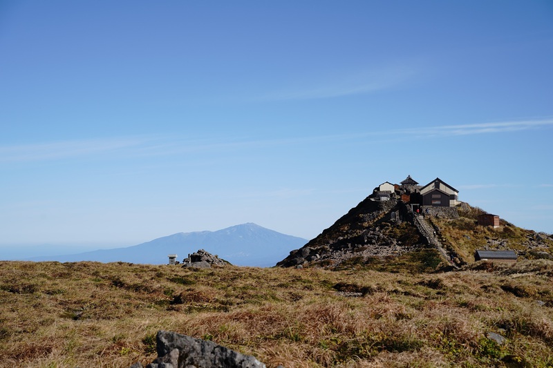 “山粧う”　月山