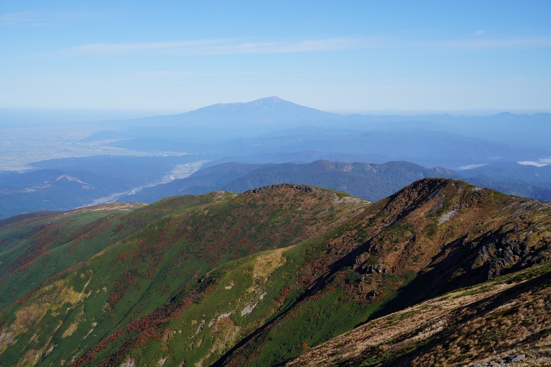 “山粧う”　月山