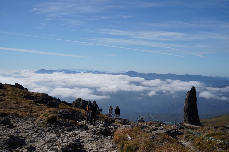 “山粧う”　月山