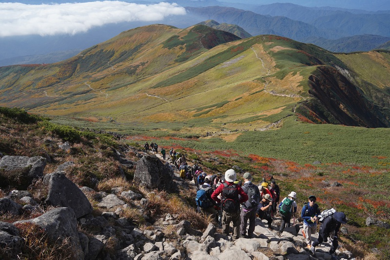 “山粧う”　月山