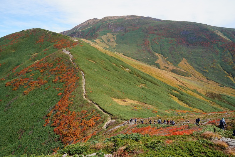 “山粧う”　月山