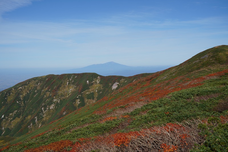 “山粧う”　月山