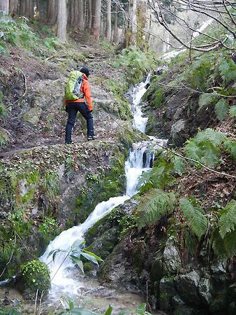 飯豊の長大な峰々を二王子岳から