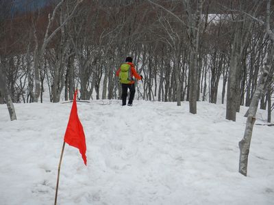 飯豊の長大な峰々を二王子岳から