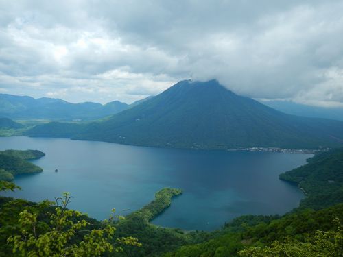 中禅寺湖(千手ヶ浜)のクリンソウと半月山
