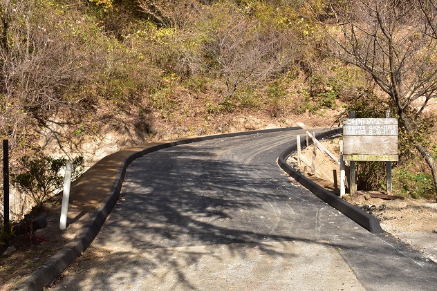 落葉の時期に出会える鷲岩　～霊山～