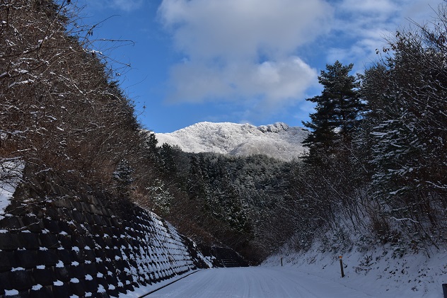 霊山に冬の神が舞い降りる