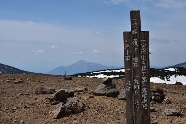 雪融け早い一切経山