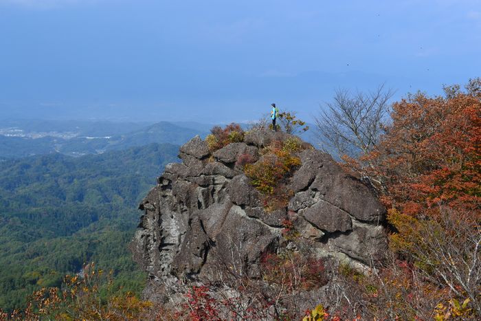 紅葉と岩が絶妙in霊山