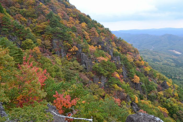 紅葉と岩が絶妙in霊山