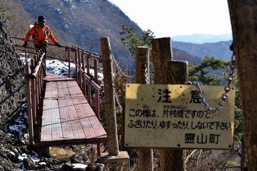 寒気が作り出した冬の景色：霊山