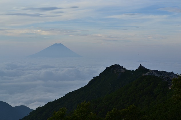鳳凰山の3つの峰をめぐり歩く