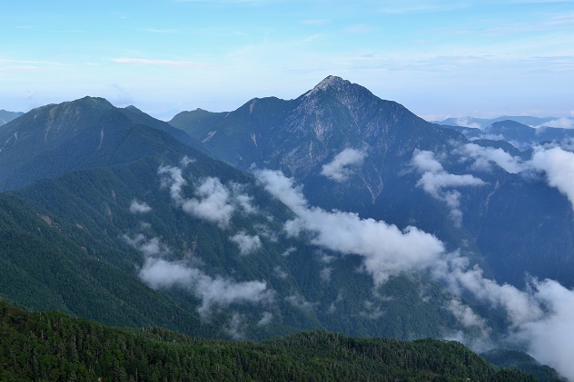 鳳凰山の3つの峰をめぐり歩く