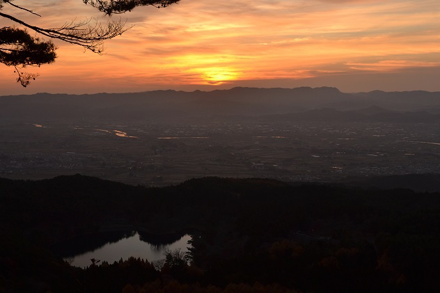 深山の秋を踏みしめる