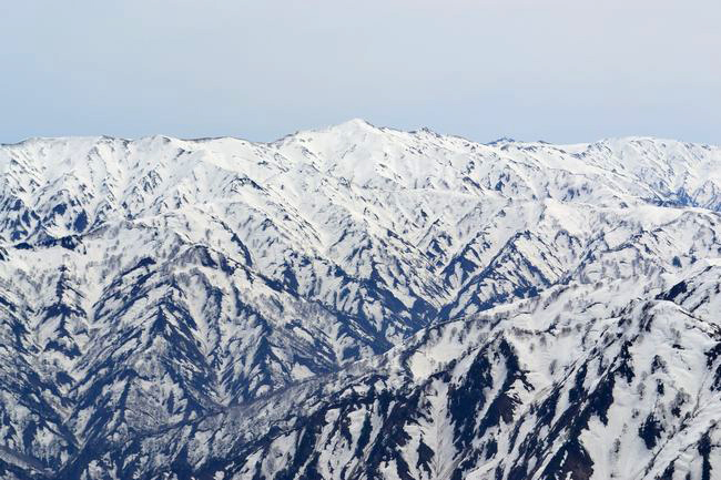 飯豊の長大な峰々を二王子岳から