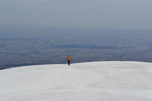 飯豊の長大な峰々を二王子岳から