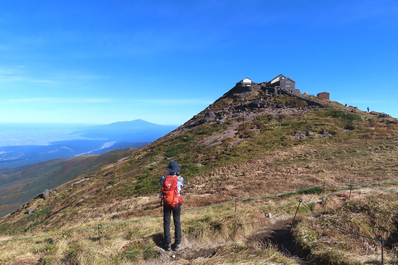 “山粧う”　月山