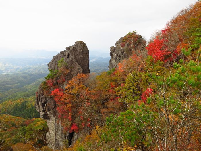 紅葉と岩が絶妙in霊山