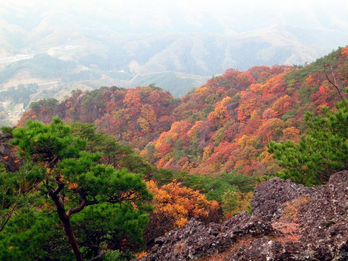 紅葉と岩が絶妙in霊山