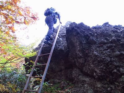 紅葉と岩が絶妙in霊山
