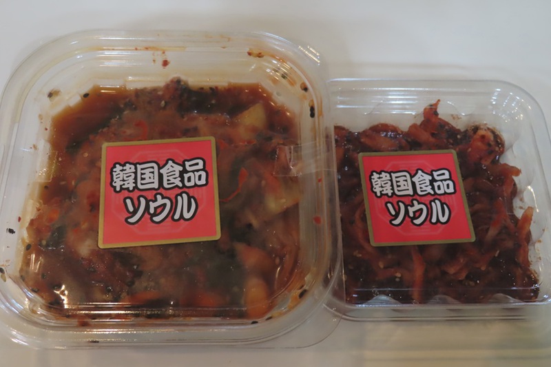 鹿狼山と霊山カモシカの親子