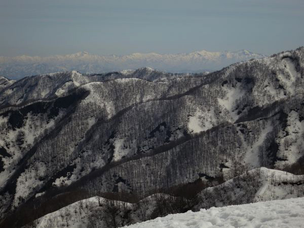 飯豊の長大な峰々を二王子岳から