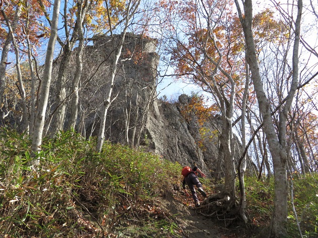 落葉の時期に出会える鷲岩　～霊山～
