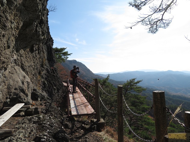 落葉の時期に出会える鷲岩　～霊山～