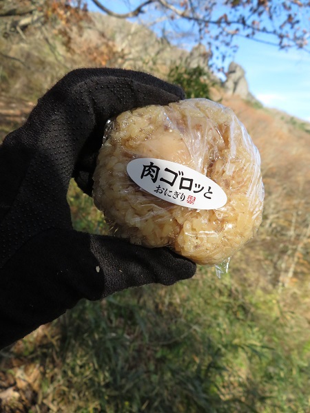 落葉の時期に出会える鷲岩　～霊山～