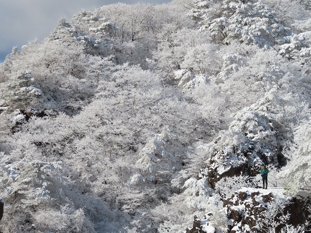 霊山に冬の神が舞い降りる