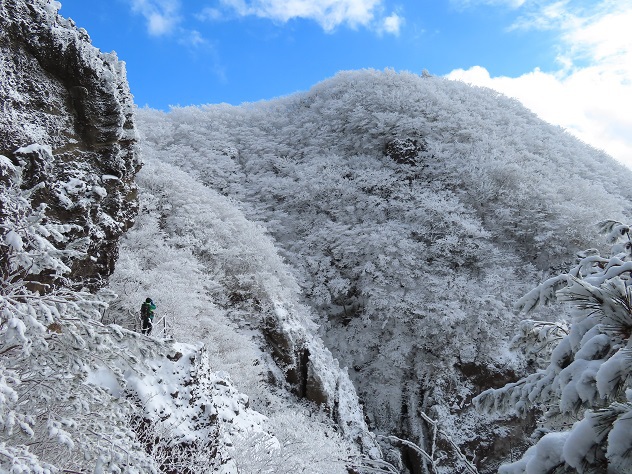 霊山に冬の神が舞い降りる