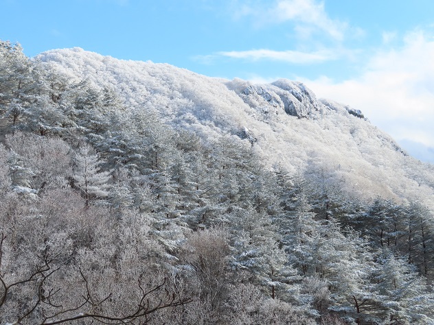 霊山に冬の神が舞い降りる