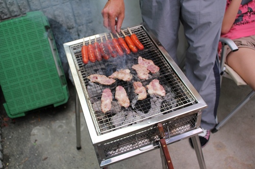 駐車場でBBQ！