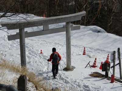 神剣が立つ男体山