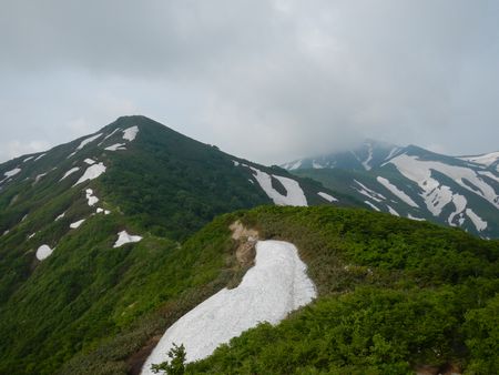 Ｙ字雪渓を抱く大朝日岳