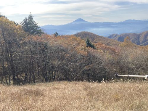 20.11.01　乾徳山に再訪　奇岩と鎖、眺望と紅葉を満喫する秋の山登り