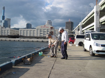 烏賊した兄ちゃん 神戸新港第４突堤で太刀魚 ２